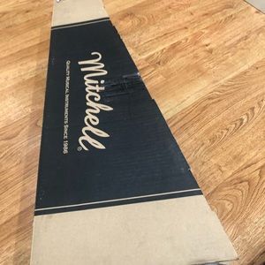 Mitchell MU70 Concert ukulele